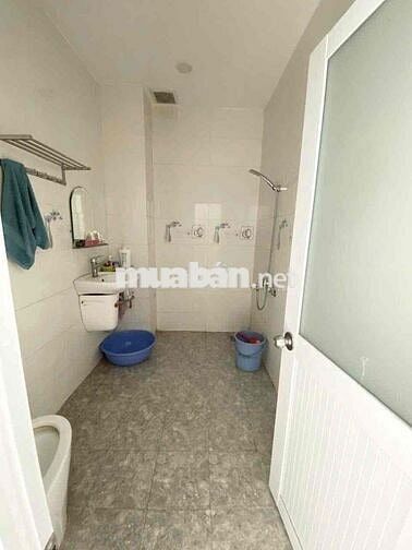 NHÀ RỘNG. TRỆT 2 LẦU 4PN 3WC. BAN CÔNG TRƯỚC SAU