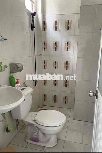 Cho thuê tầng lầu 4x15m, có 2 phòng ngủ, bếp, 1wc