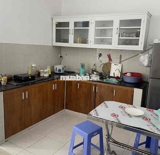 Cho thuê tầng lầu 4x15m, có 2 phòng ngủ, bếp, 1wc
