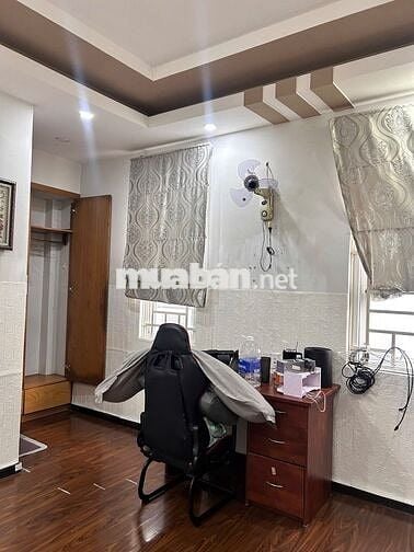 Phòng trọ giờ giấc tự do, đương huỳnh văn nghệ