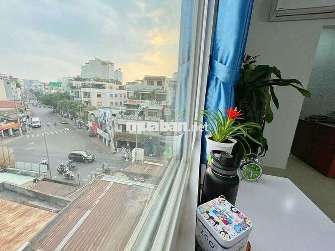 Căn hộ có cửa sổ lớn, mặt tiền đường thoáng mát, đầy đủ nội thất.