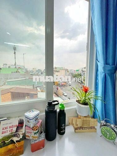 Căn hộ có cửa sổ lớn, mặt tiền đường thoáng mát, đầy đủ nội thất.