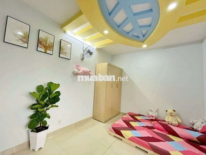 Căn hộ có cửa sổ lớn, mặt tiền đường thoáng mát, đầy đủ nội thất.