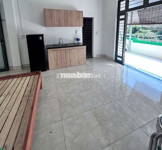 Cho thuê phòng gần biển, đầy đủ nội thất, ban công rộng thoáng