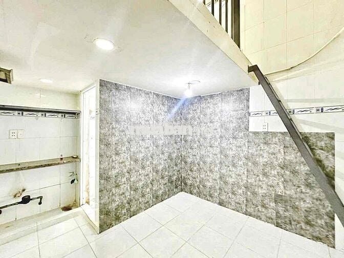 Còn 2 Phòng giá 2tr8 gác cao sẵn máy lạnh, ngay ngã tư Bảy Hiền