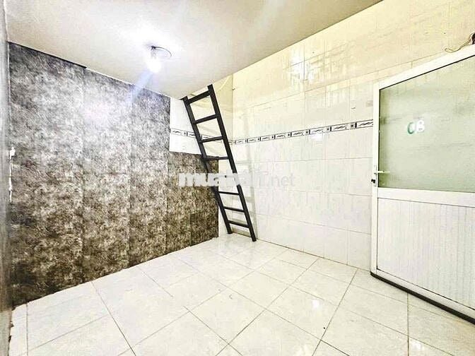 Còn 2 Phòng giá 2tr8 gác cao sẵn máy lạnh, ngay ngã tư Bảy Hiền