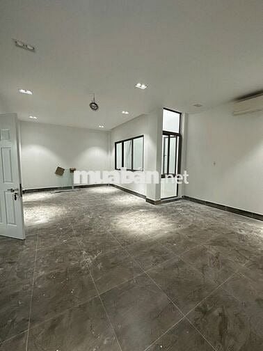 Tòa nhà Mới Thang máy hầm Trệt 3 lầu 8 x 18 có 7 sàn lớn