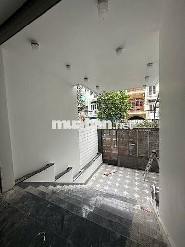 Tòa nhà Mới Thang máy hầm Trệt 3 lầu 8 x 18 có 7 sàn lớn