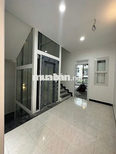 Tòa nhà Mới Thang máy hầm Trệt 3 lầu 8 x 18 có 7 sàn lớn