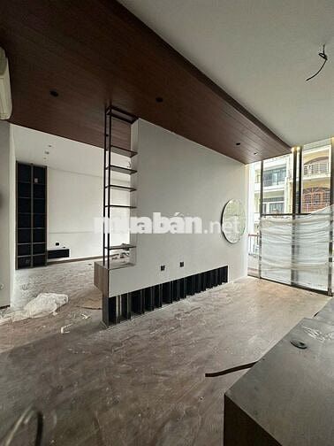Tòa nhà Mới Thang máy hầm Trệt 3 lầu 8 x 18 có 7 sàn lớn