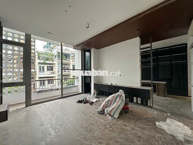 Tòa nhà Mới Thang máy hầm Trệt 3 lầu 8 x 18 có 7 sàn lớn
