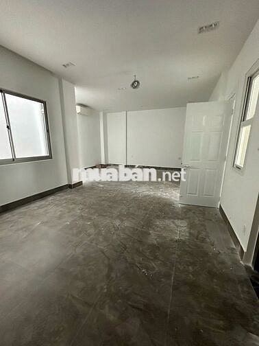 Tòa nhà Mới Thang máy hầm Trệt 3 lầu 8 x 18 có 7 sàn lớn