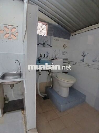Cho thuê căn hộ Lầu 2 của nhà mặt tiền 608 Điện Biên Phủ, quận 10.