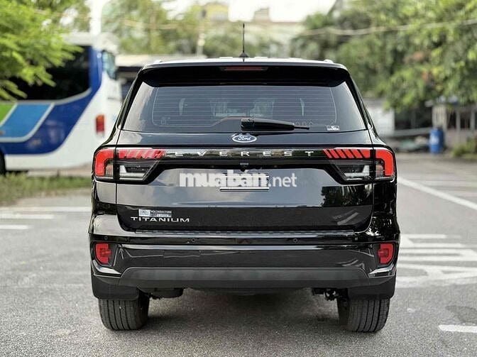 Ford Everest 2024 Titanium 2.0L 4x2 AT - 10000 km