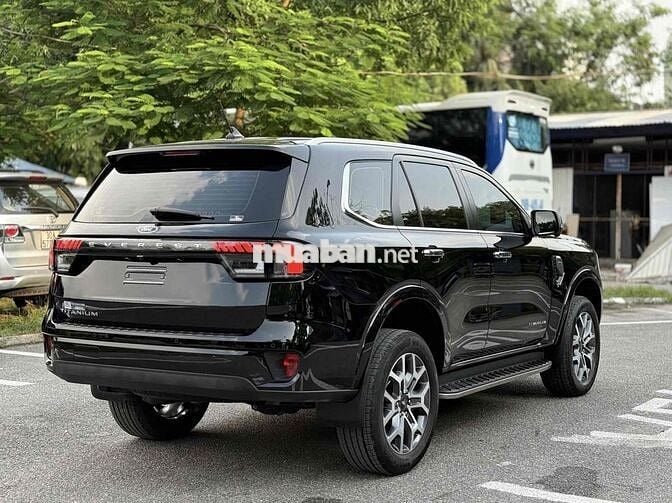 Ford Everest 2024 Titanium 2.0L 4x2 AT - 10000 km
