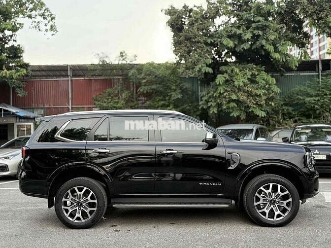 Ford Everest 2024 Titanium 2.0L 4x2 AT - 10000 km