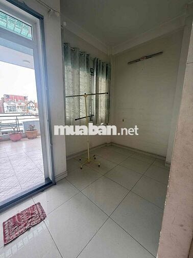 nhà trệt 2 lầu sân thượng có 4 phòng ngủ 3wc
