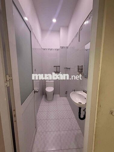 nhà trệt 2 lầu sân thượng có 4 phòng ngủ 3wc
