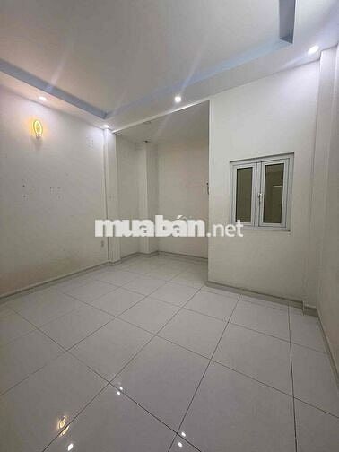 nhà trệt 2 lầu sân thượng có 4 phòng ngủ 3wc