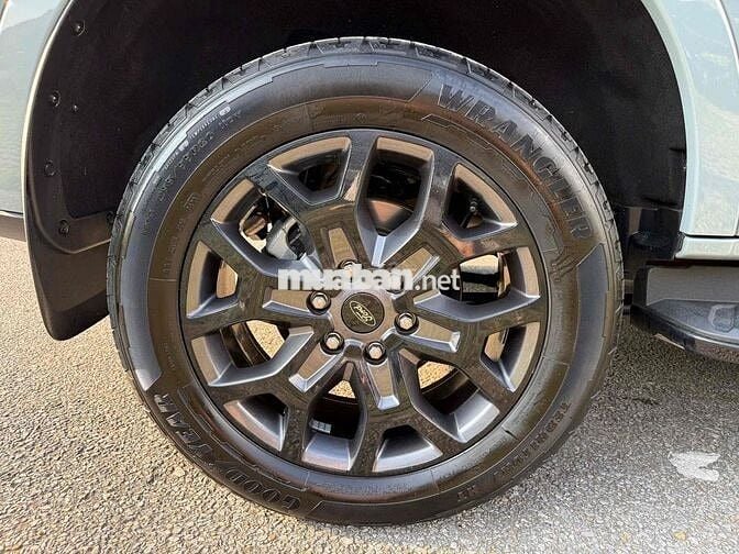 Ford Everest 2023 Titanium Plus 2.0L 4x4 AT đỏ cam