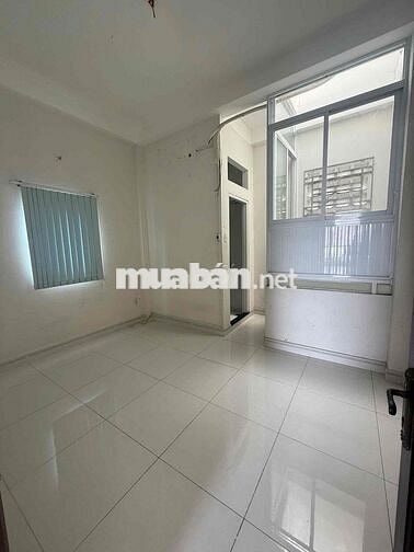 nhà trệt 2 lầu sân thượng có 4 phòng ngủ 3wc