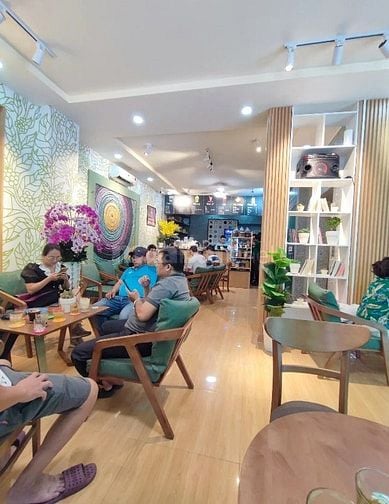 Việc làm F&B bán hàng và phục vụ tại quầy cho khách hàng