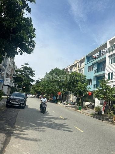 Cho thuê nhà nguyên căn đường Cao Đức Lân, có hầm giá rẻ. LH Kim Anh