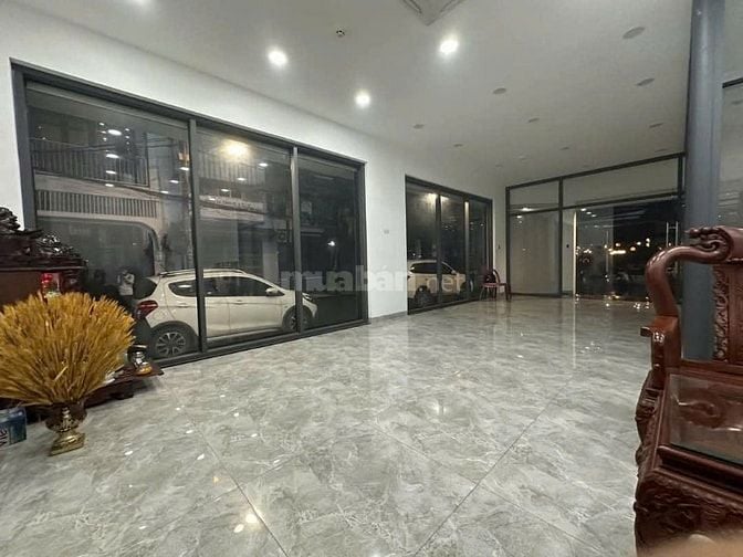 Cho thuê tòa nhà nguyên căn ngay Góc Hai mặt tiền Trần Quang Khải