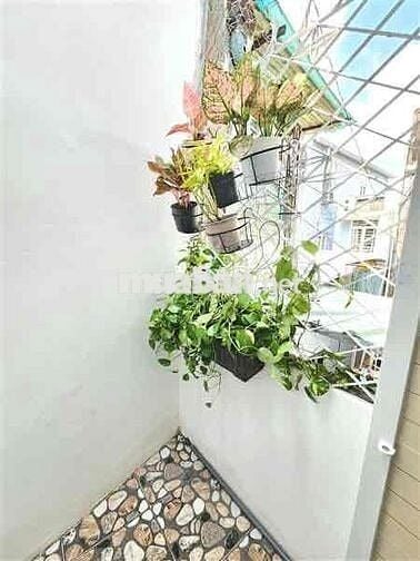 Nhà mới xây, giá rẻ, ngay ngã 5 quang trung