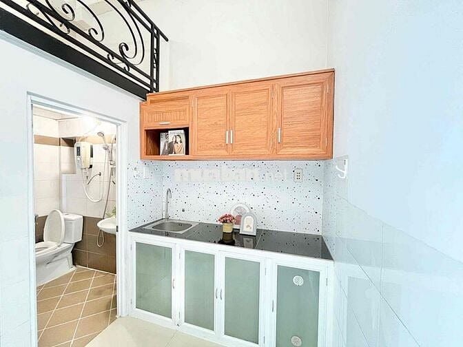 Phòng trọ giá rẻ có bancol trời rộng rãi, có thang máy lên tới phòng