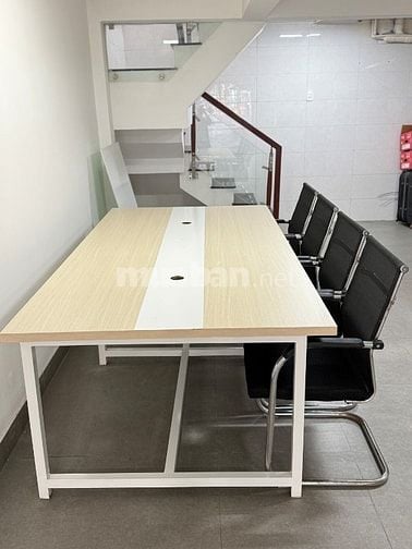 1 bàn văn phòng lớn và 4 ghế (bàn d2m4, r1m2)