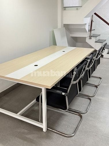 1 bàn văn phòng lớn và 4 ghế (bàn d2m4, r1m2)