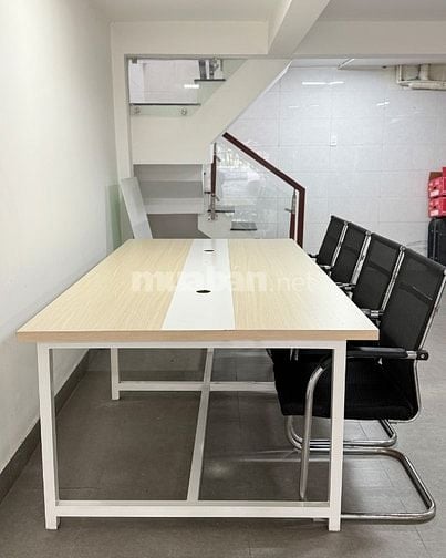 1 bàn văn phòng lớn và 4 ghế (bàn d2m4, r1m2)