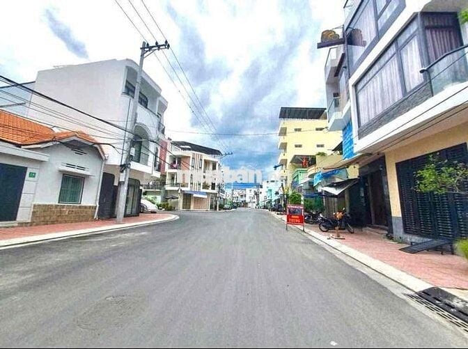 Mặt tiền Nguyễn Bỉnh Khiêm sát biển Nha trang. giá 15.6 tỷ