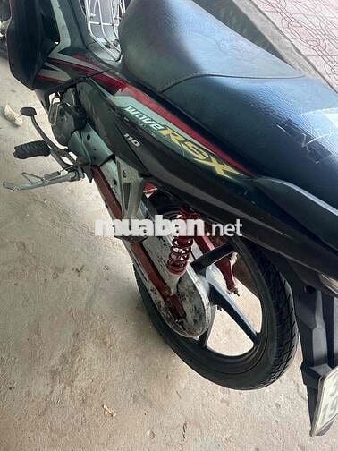 rsx may em rịn giấy tờ hợp le