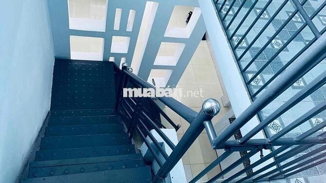 Nhà ở Hẻm rộng,DTSD 96m2, 3 phòng ngủ,2 vệ sinh,1 p khách, 1 ban công