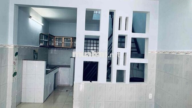 Nhà ở Hẻm rộng,DTSD 96m2, 3 phòng ngủ,2 vệ sinh,1 p khách, 1 ban công