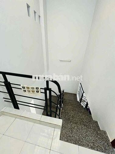Nhà Sạch Sẻ DT 110m2 1Trệt 1Lầu 2pn 2Wc Hẻm Ôtô Nhà Rất Thông Thoáng