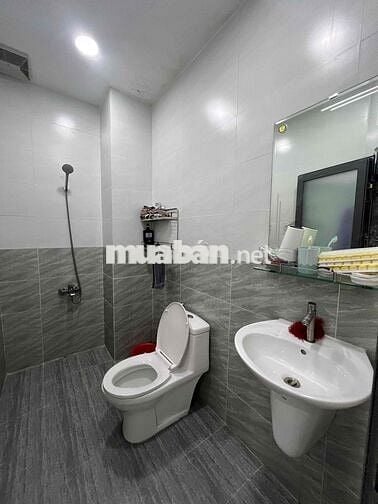 Nhà Sạch Sẻ DT 110m2 1Trệt 1Lầu 2pn 2Wc Hẻm Ôtô Nhà Rất Thông Thoáng