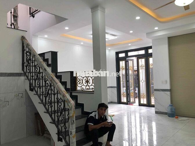 BÁN NHÀ 1 TRỆT 1 LẦU NGAY UBND PHƯỜNG TÂN VẠN