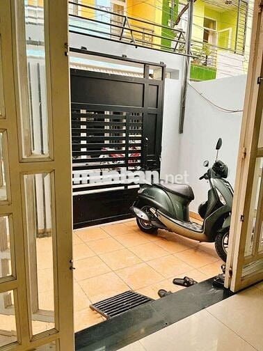 Cho thuê nhà 3 tầng hẻm xe hơi thông full nội thất gần ĐHT 06 - Q12