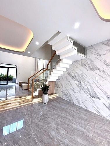 Bán nhà 5 tầng DTSD 300m2 đường Nguyễn Thị Sóc