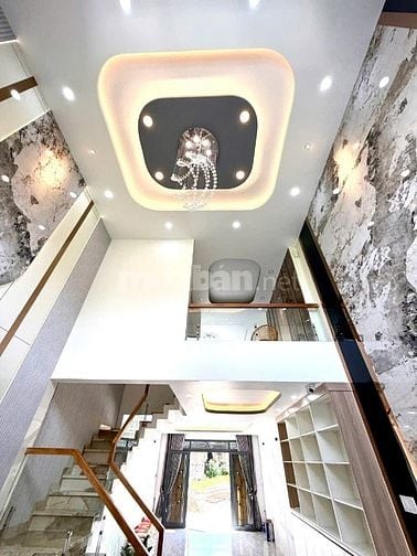 Bán nhà 5 tầng DTSD 300m2 đường Nguyễn Thị Sóc