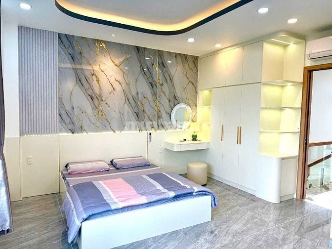 Bán nhà 5 tầng DTSD 300m2 đường Nguyễn Thị Sóc