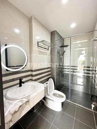 Bán nhà 5 tầng DTSD 300m2 đường Nguyễn Thị Sóc