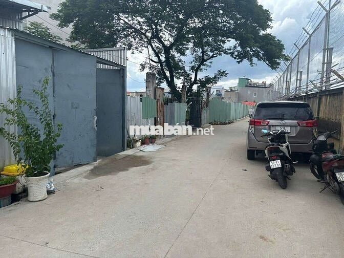 Cho thuê nhà nguyên căn hẻm xe hơi 2279 Huỳnh Tấn Phát diện tích rộng