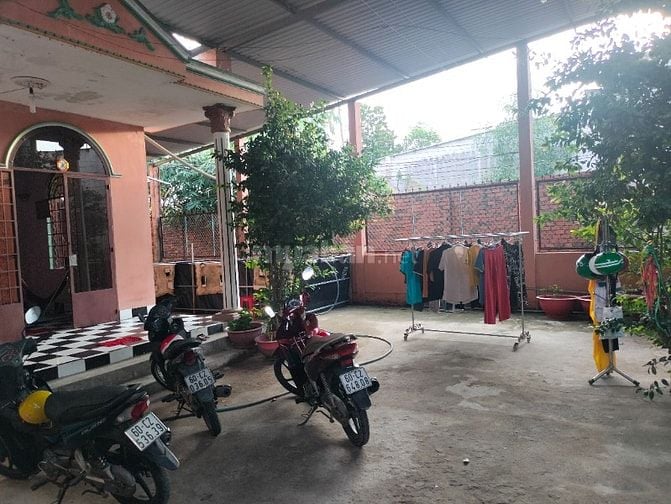 Nhà mặt tiền cách chợ 50m nở hậu cần bán