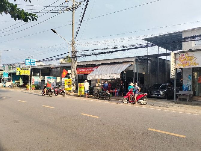 Nhà mặt tiền cách chợ 50m nở hậu cần bán