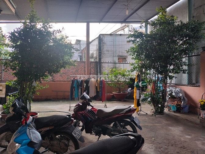 Nhà mặt tiền cách chợ 50m nở hậu cần bán
