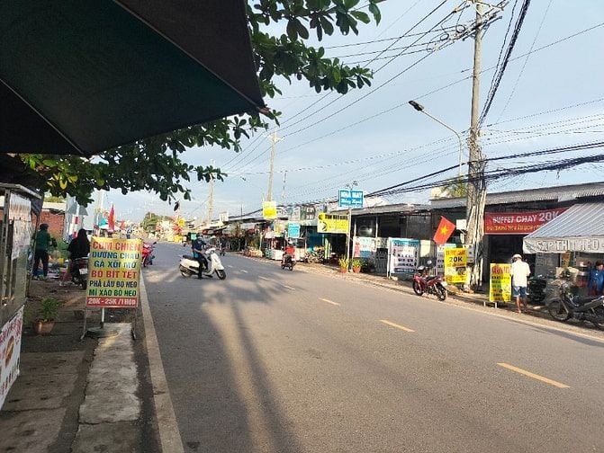 Nhà mặt tiền cách chợ 50m nở hậu cần bán